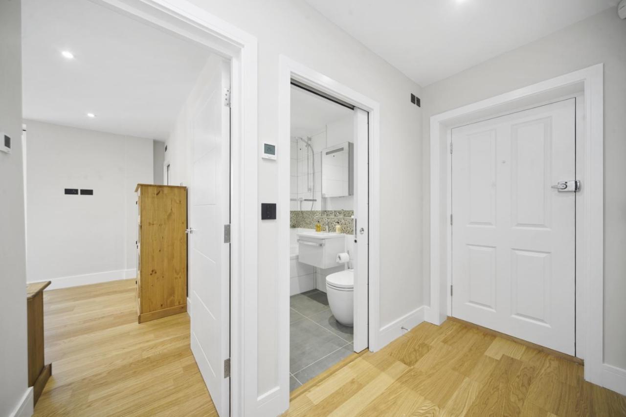 Appartamento Flat 1 Bridge House Staines-upon-Thames Esterno foto
